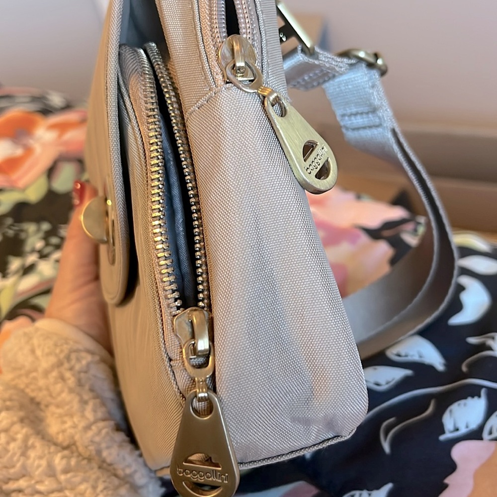 Baggalini Crossbody Purse. Hardly used. - Picture 8 of 8
